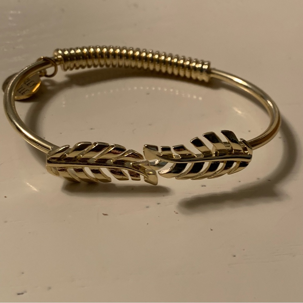 Kinsley Armelle Gold Textured Leaf Bracelet